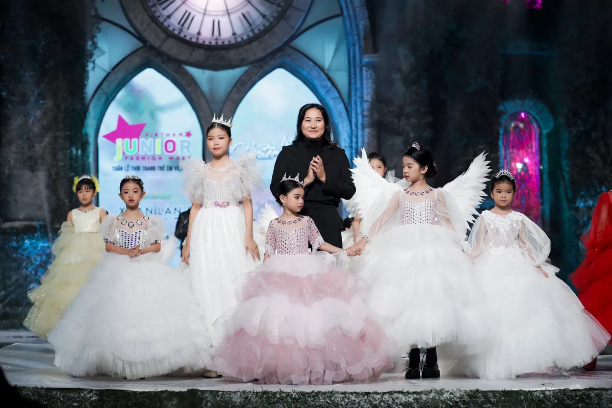 Cindy Th&aacute;i T&agrave;i bất ngờ l&agrave;m nh&agrave; thiết kế thời trang - Ảnh 6.