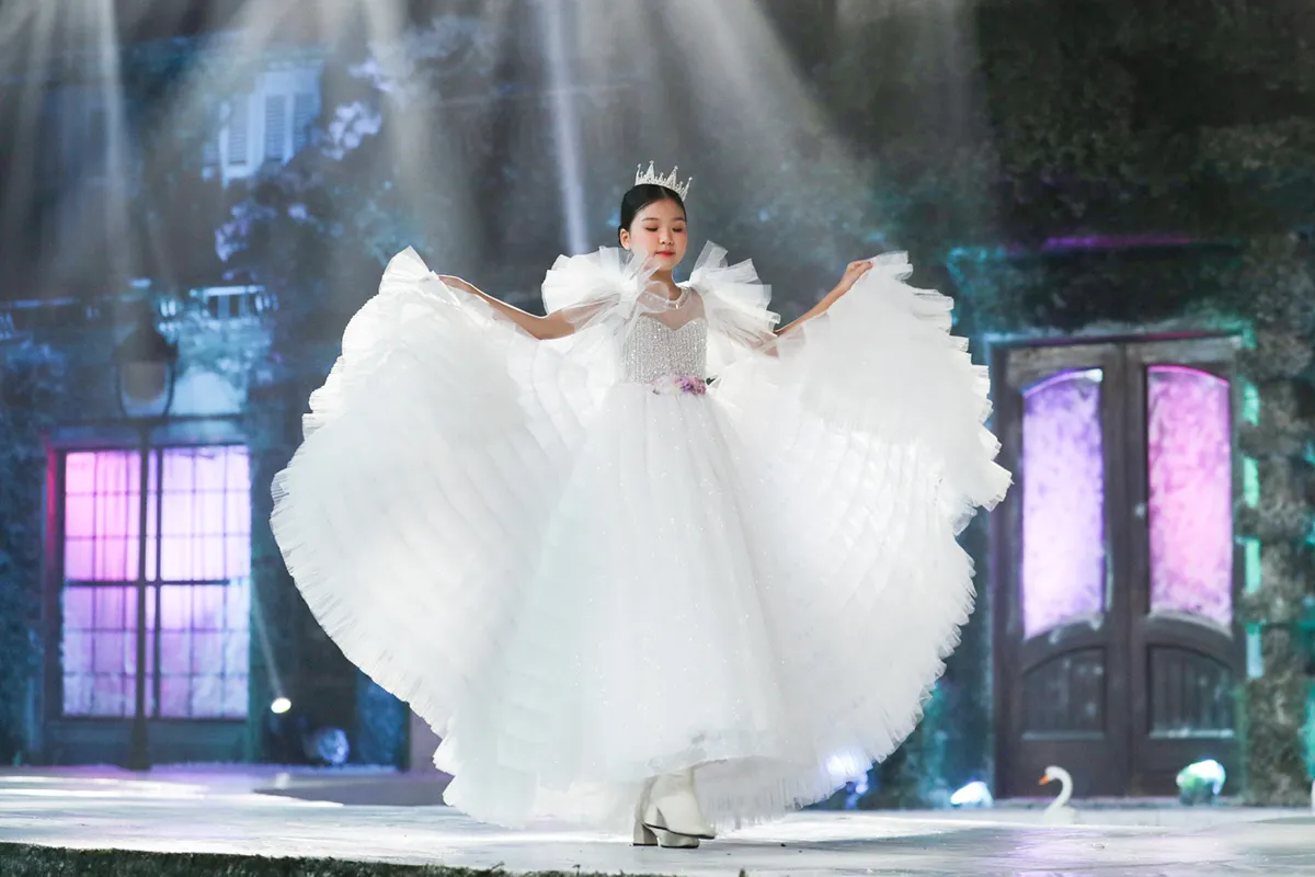 Cindy Th&aacute;i T&agrave;i bất ngờ l&agrave;m nh&agrave; thiết kế thời trang - Ảnh 8.