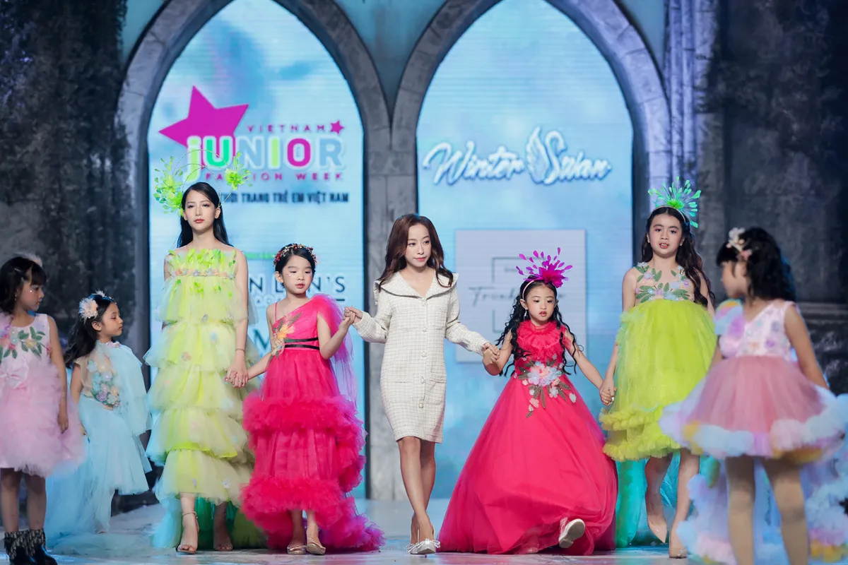 Cindy Th&aacute;i T&agrave;i bất ngờ l&agrave;m nh&agrave; thiết kế thời trang - Ảnh 12.