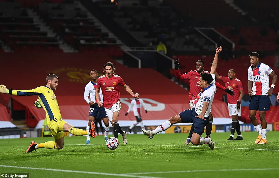 Man Utd 1-3 PSG: Neymar lập cú đúp, Fred nhận thẻ đỏ! - Ảnh 4. Man Utd 1-3 PSG: Neymar lập cú đúp, Fred nhận thẻ đỏ! - Ảnh 4.