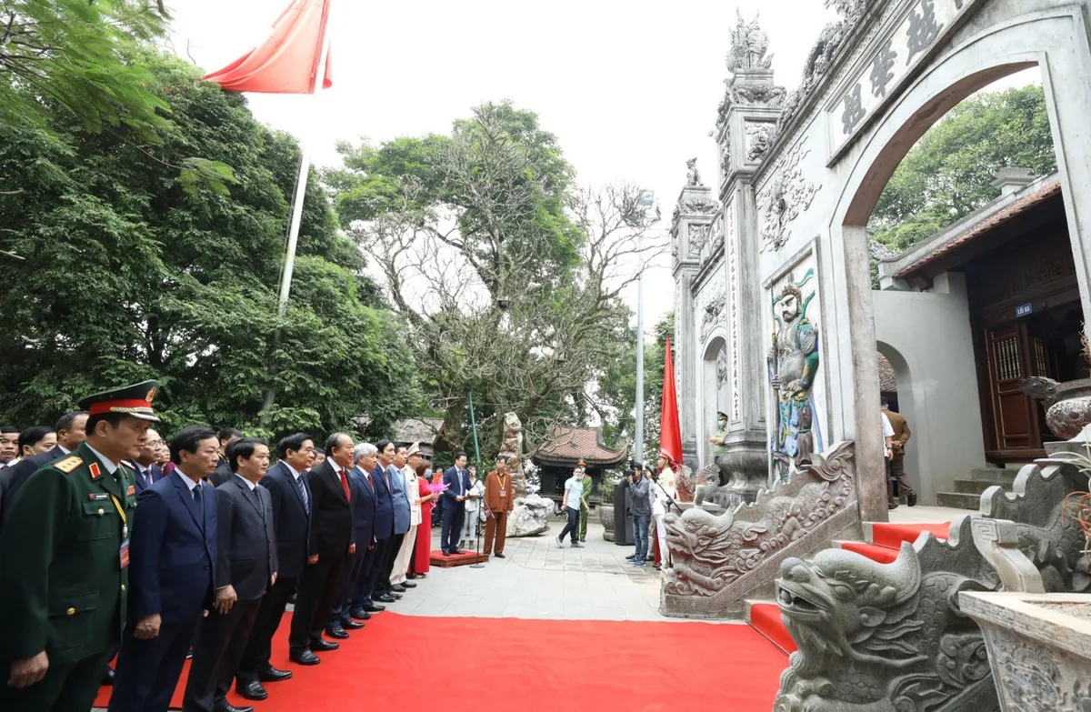 Đoàn đại biểu dự Đại hội toàn quốc các dân tộc thiểu số dâng hương tưởng niệm các Vua Hùng - Ảnh 1.