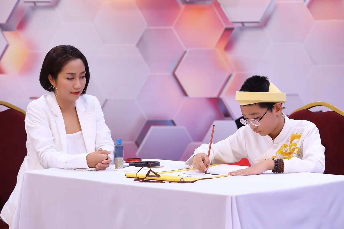 Người mẹ chắp c&aacute;nh cho con trai trở th&agrave;nh &ldquo;Thần đồng thư ph&aacute;p&rdquo; từ năm 7 tuổi - Ảnh 3.