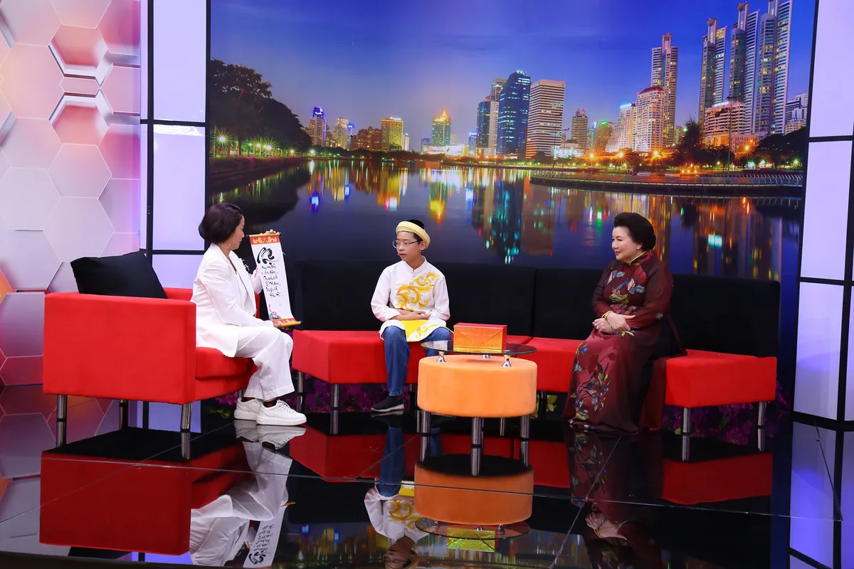 Người mẹ chắp c&aacute;nh cho con trai trở th&agrave;nh &ldquo;Thần đồng thư ph&aacute;p&rdquo; từ năm 7 tuổi - Ảnh 1.