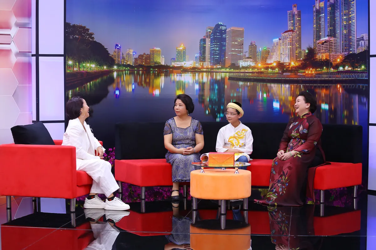 Người mẹ chắp c&aacute;nh cho con trai trở th&agrave;nh &ldquo;Thần đồng thư ph&aacute;p&rdquo; từ năm 7 tuổi - Ảnh 2.