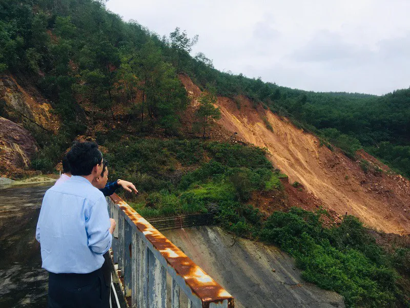 Sạt lở khoảng 5.000 m3 đất ở thủy điện Hương Điền - Ảnh 1.