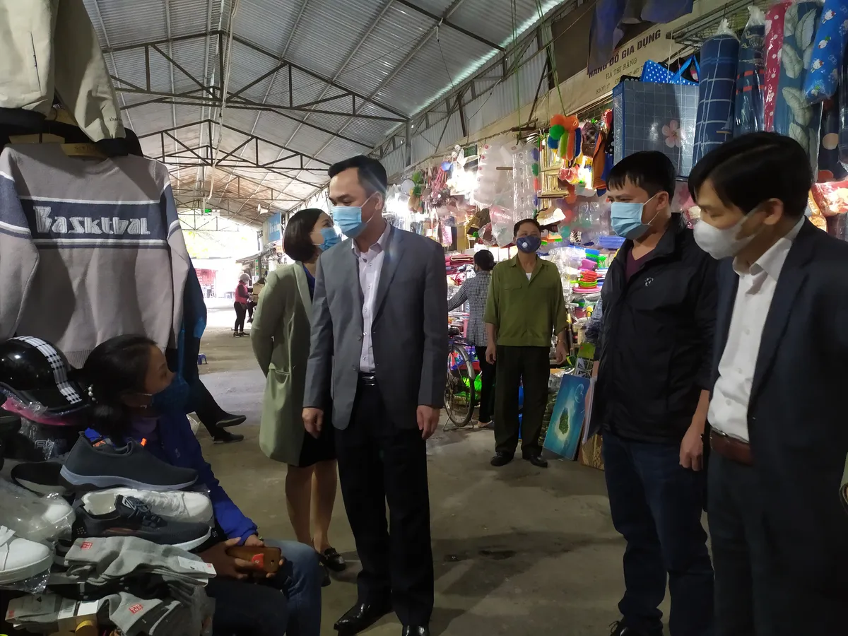 Hà Nội tăng cường kiểm tra phòng chống dịch tại các địa bàn tập trung nhiều yếu tố nguy cơ - Ảnh 1. Hà Nội tăng cường kiểm tra phòng chống dịch tại các địa bàn tập trung nhiều yếu tố nguy cơ - Ảnh 1.