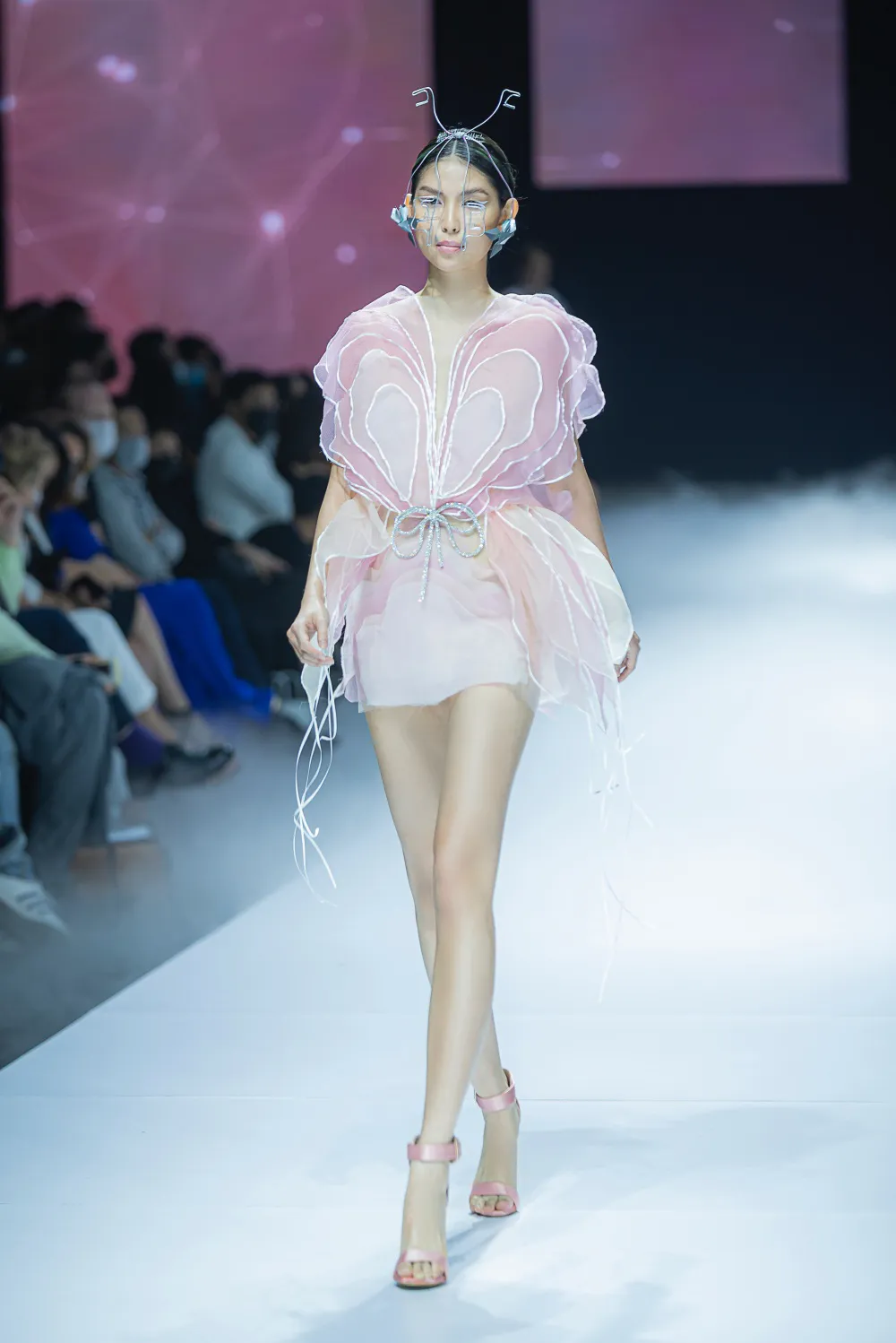 Siêu mẫu Thanh Hằng thần thái uy nghiêm như nữ hoàng, thả dáng siêu nuột trên sàn runway - Ảnh 4.