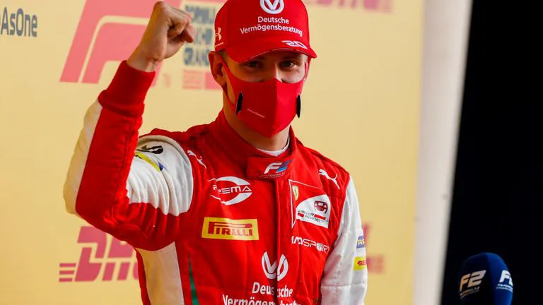 Con trai Michael Schumacher vô địch Formula 2 mùa giải 2020 - Ảnh 3. Con trai Michael Schumacher vô địch Formula 2 mùa giải 2020 - Ảnh 3.