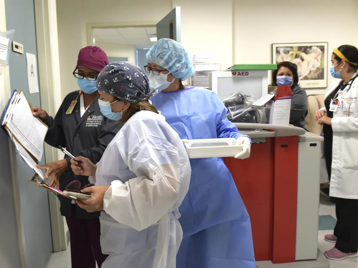 Tranh cãi quanh việc tình nguyện viên dùng giả dược không được tiêm vaccine COVID-19 trong 2 năm - Ảnh 1. Tranh cãi quanh việc tình nguyện viên dùng giả dược không được tiêm vaccine COVID-19 trong 2 năm - Ảnh 1.