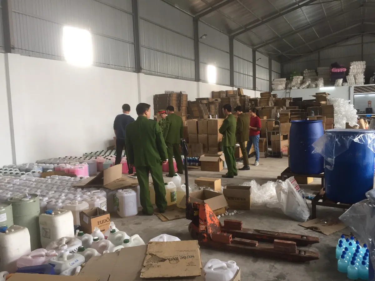 Phát hiện cơ sở sản xuất nước rửa tay khô chưa được công bố chất lượng - Ảnh 1. Phát hiện cơ sở sản xuất nước rửa tay khô chưa được công bố chất lượng - Ảnh 1.
