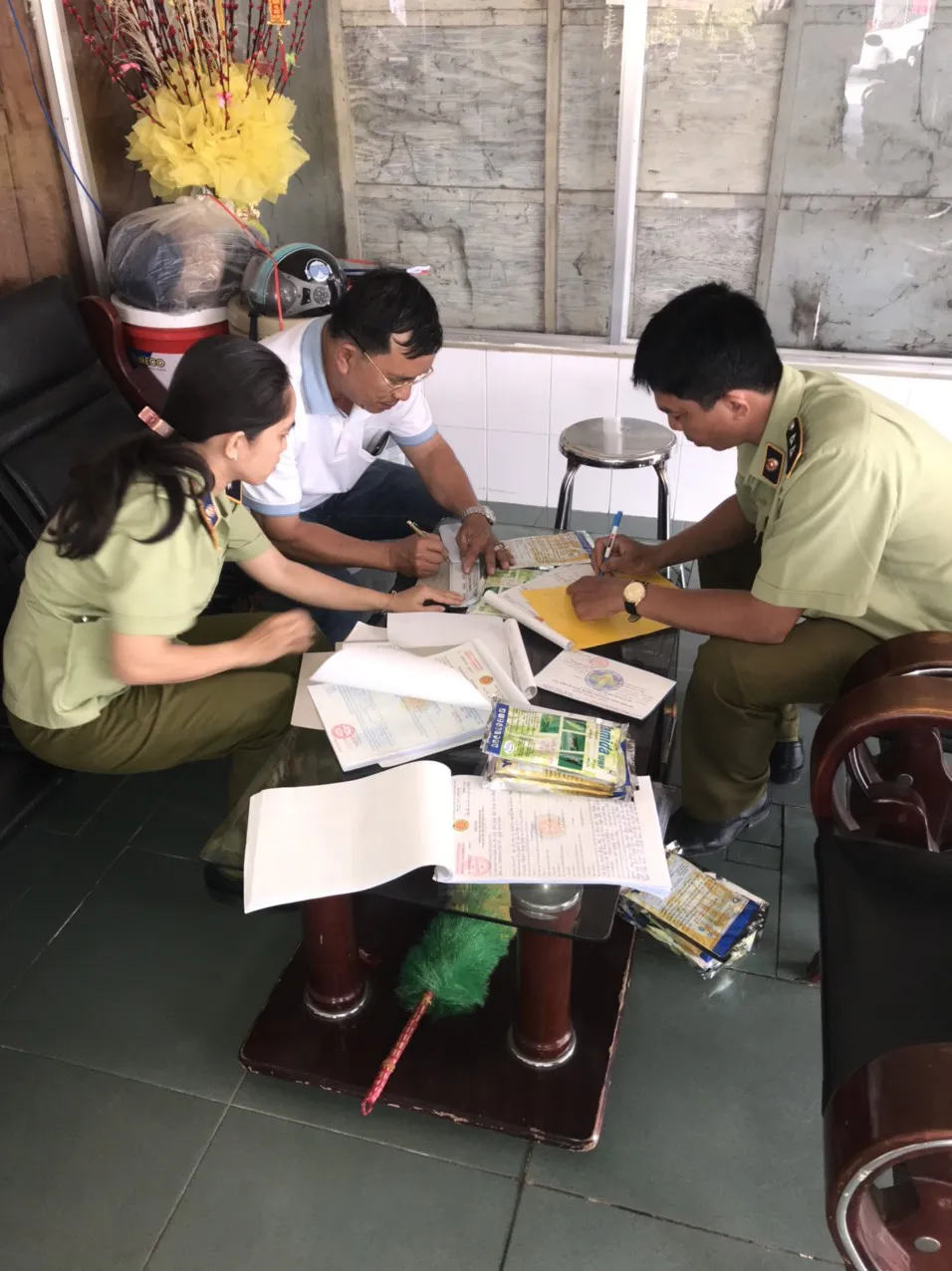 An Giang phát hiện cửa hàng bán thuốc trừ sâu nghi vấn giả mạo nhãn hiệu - Ảnh 2. An Giang phát hiện cửa hàng bán thuốc trừ sâu nghi vấn giả mạo nhãn hiệu - Ảnh 2.