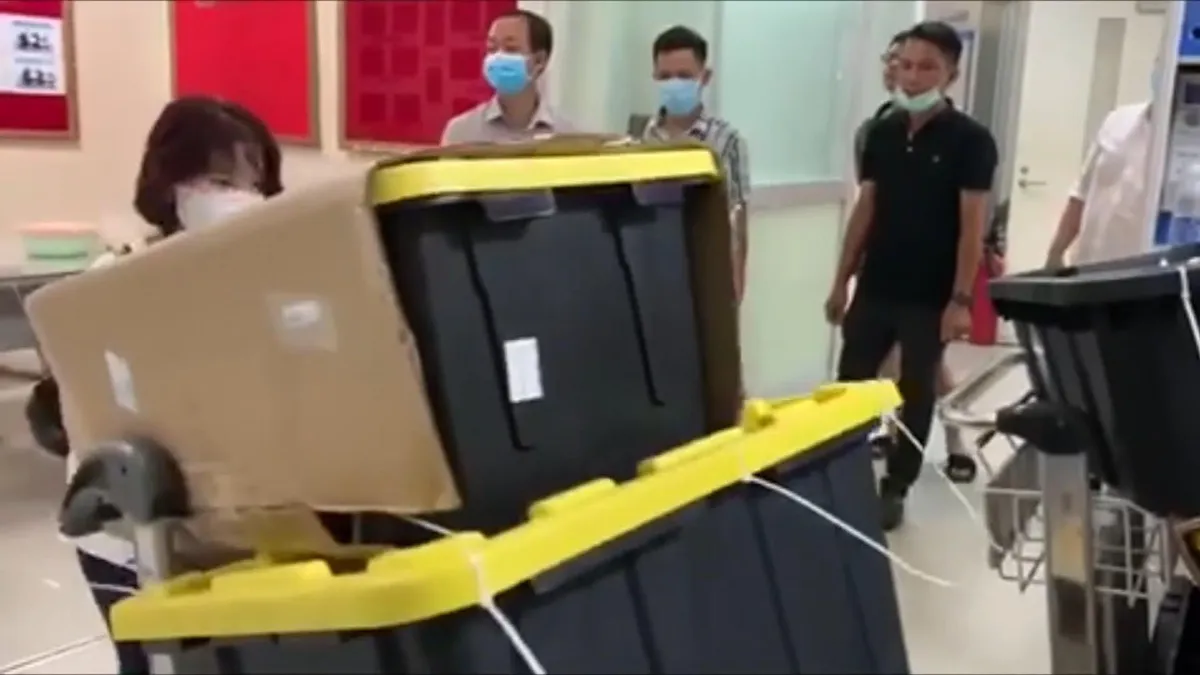 Triệt phá đường dây nhập lậu máy tính xách tay, điện thoại từ Mỹ về Việt Nam - Ảnh 2. Triệt phá đường dây nhập lậu máy tính xách tay, điện thoại từ Mỹ về Việt Nam - Ảnh 2.