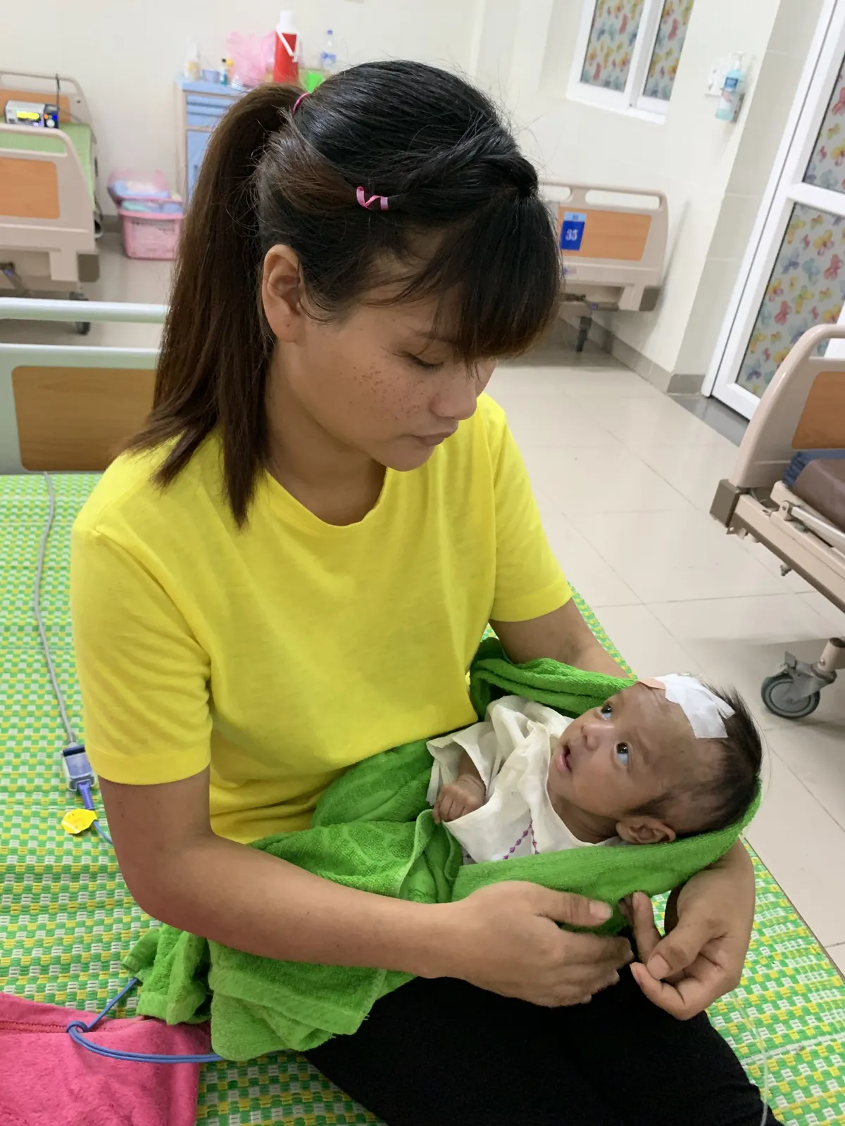 Sự sống mong manh của bé 1 tháng tuổi bị uốn ván sơ sinh - Ảnh 1.
