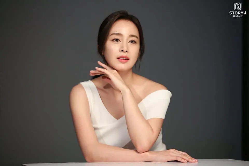 Ngỡ ngàng với nhan sắc gái hai con Kim Tae Hee - Ảnh 2.