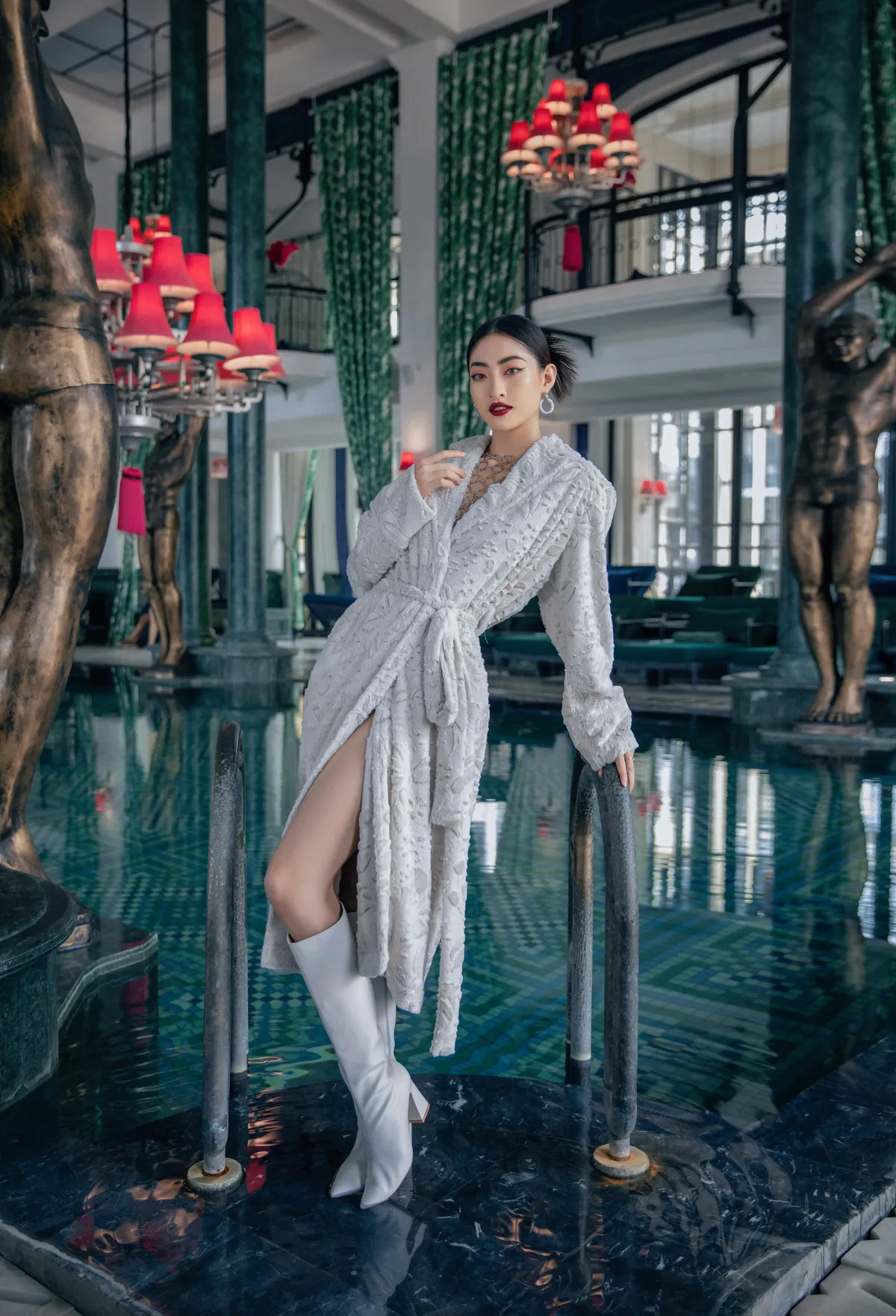 Hoa hậu Lương Thùy Linh và những shoot hình cực “chảnh” - Ảnh 4.