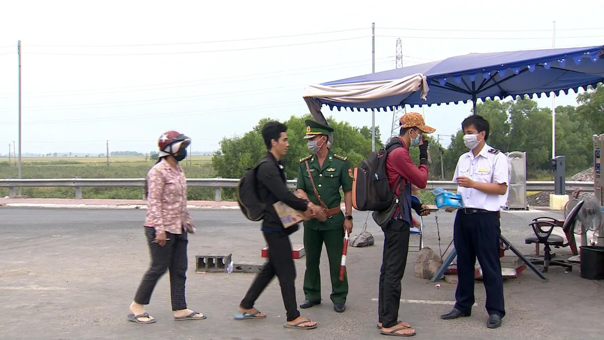 Bố tr&iacute; phi&ecirc;n dịch tiếng Anh, Trung v&agrave; H&agrave;n hỗ trợ kiểm dịch y tế - Ảnh 1.