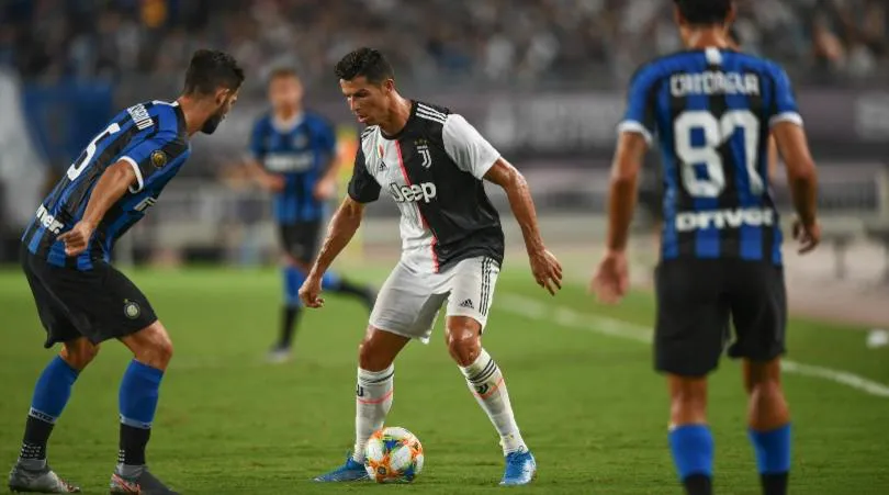 COVID-19 “đuổi hết” khán giả trận Juventus thư hùng Inter Milan - Ảnh 1. COVID-19 “đuổi hết” khán giả trận Juventus thư hùng Inter Milan - Ảnh 1.