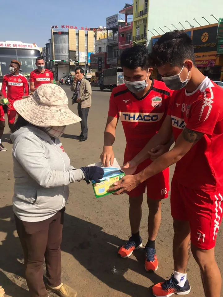 CLB Hoàng Anh Gia Lai xuống đường phát khẩu trang miễn phí - Ảnh 4.