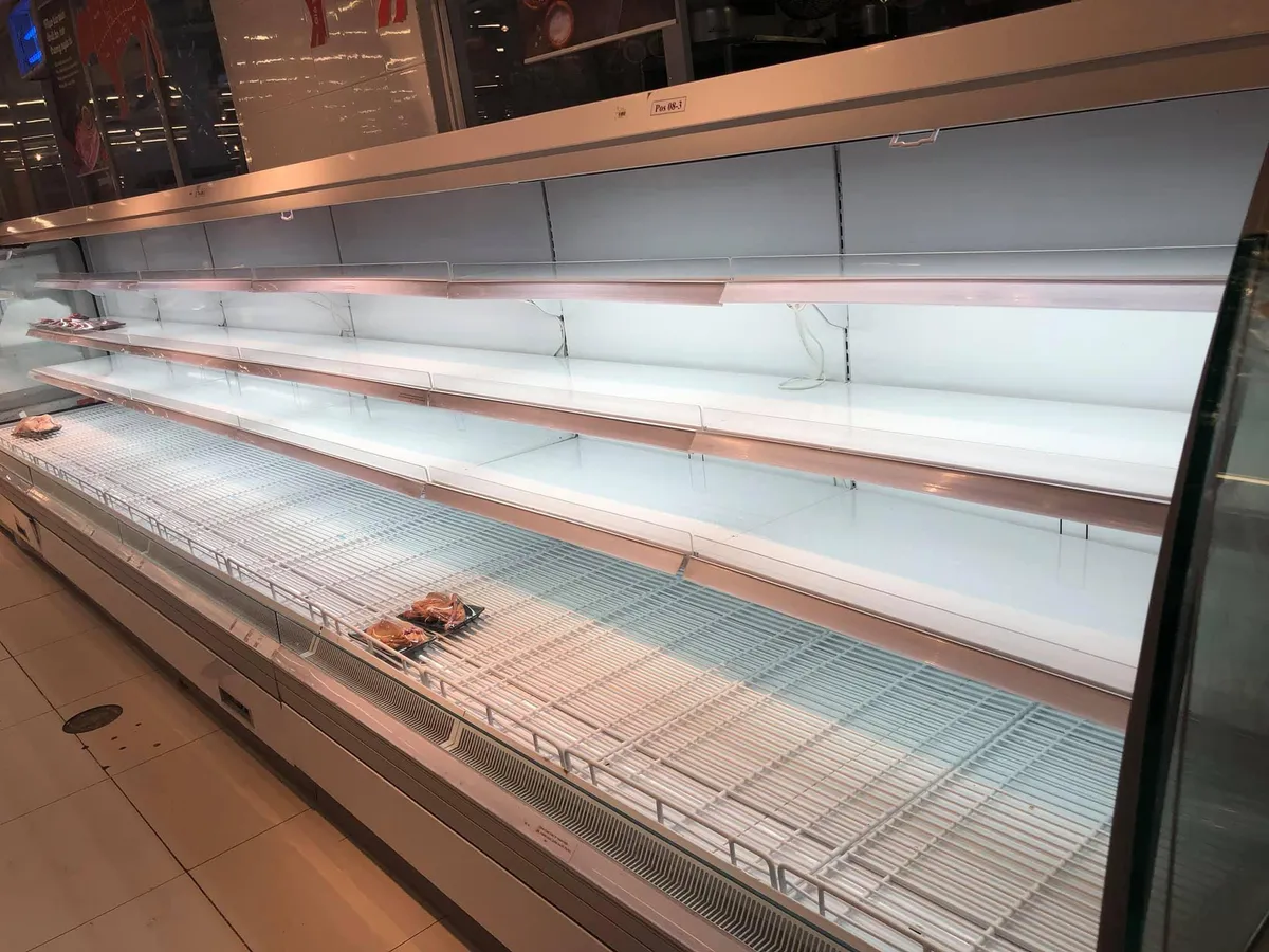 Lo sợ dịch Corona, nhiều người tích trữ thực phẩm - Ảnh 3.