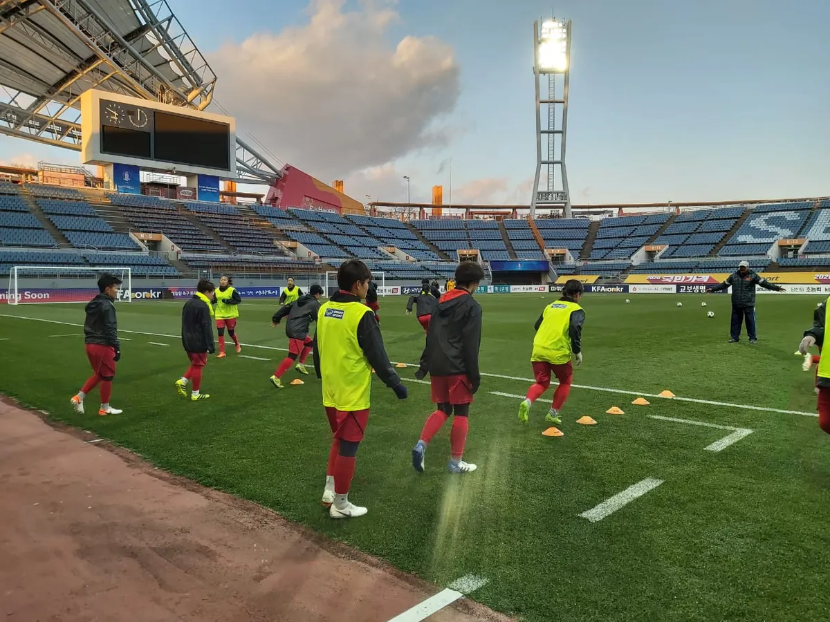 ẢNH: ĐT nữ Việt Nam làm quen sân Jeju World Cup, sẵn sàng cho trận quyết đấu với Myanmar - Ảnh 2. ẢNH: ĐT nữ Việt Nam làm quen sân Jeju World Cup, sẵn sàng cho trận quyết đấu với Myanmar - Ảnh 2.