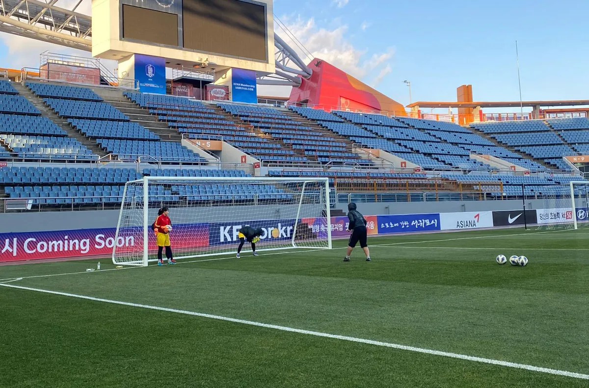 ẢNH: ĐT nữ Việt Nam làm quen sân Jeju World Cup, sẵn sàng cho trận quyết đấu với Myanmar - Ảnh 3. ẢNH: ĐT nữ Việt Nam làm quen sân Jeju World Cup, sẵn sàng cho trận quyết đấu với Myanmar - Ảnh 3.