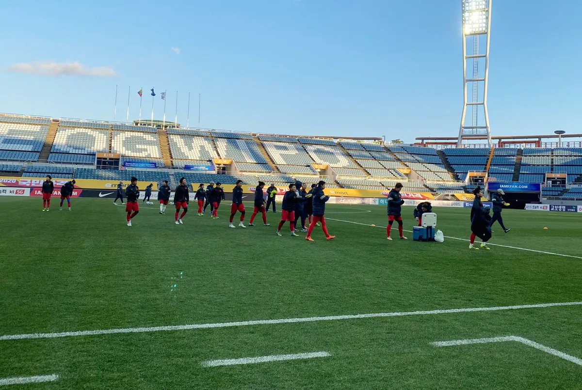 ẢNH: ĐT nữ Việt Nam làm quen sân Jeju World Cup, sẵn sàng cho trận quyết đấu với Myanmar - Ảnh 4. ẢNH: ĐT nữ Việt Nam làm quen sân Jeju World Cup, sẵn sàng cho trận quyết đấu với Myanmar - Ảnh 4.