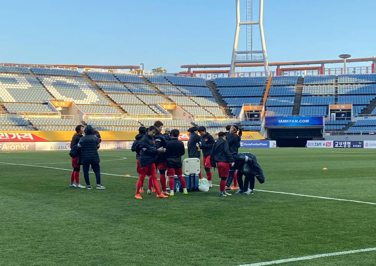 ẢNH: ĐT nữ Việt Nam làm quen sân Jeju World Cup, sẵn sàng cho trận quyết đấu với Myanmar - Ảnh 5. ẢNH: ĐT nữ Việt Nam làm quen sân Jeju World Cup, sẵn sàng cho trận quyết đấu với Myanmar - Ảnh 5.
