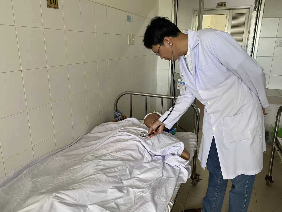Cứu sống nam thanh niên lấy muỗng đâm xuyên mắt vào sọ - Ảnh 1. Cứu sống nam thanh niên lấy muỗng đâm xuyên mắt vào sọ - Ảnh 1.