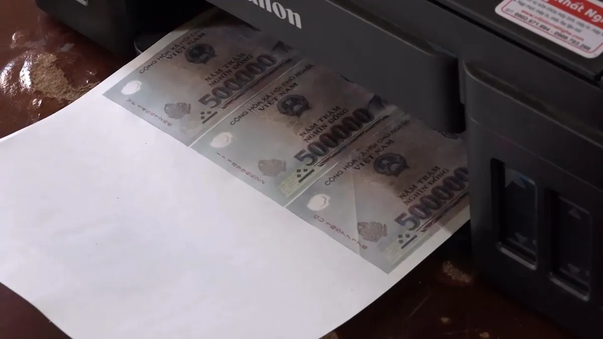 Đắk Nông: Học trên mạng, thanh niên sản xuất 2 tỷ đồng tiền giả - Ảnh 1.