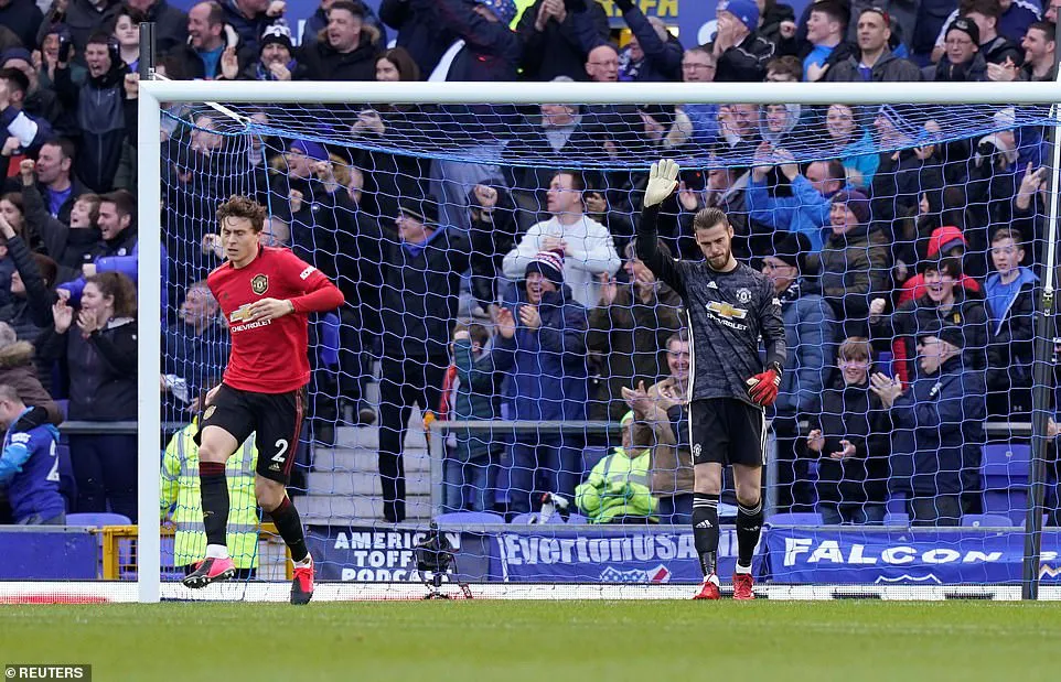 Everton 1-1 Manchester United: VAR giúp đội khách giành lại 1 điểm - Ảnh 1. Everton 1-1 Manchester United: VAR giúp đội khách giành lại 1 điểm - Ảnh 1.