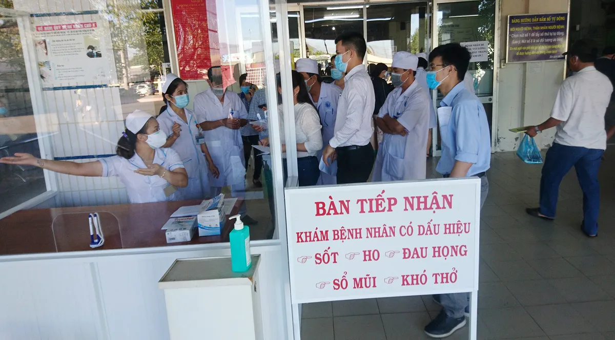 Bác sĩ Bệnh viện Chợ Rẫy lên đường hỗ trợ chống dịch COVID-19 trong đêm - Ảnh 2. Bác sĩ Bệnh viện Chợ Rẫy lên đường hỗ trợ chống dịch COVID-19 trong đêm - Ảnh 2.