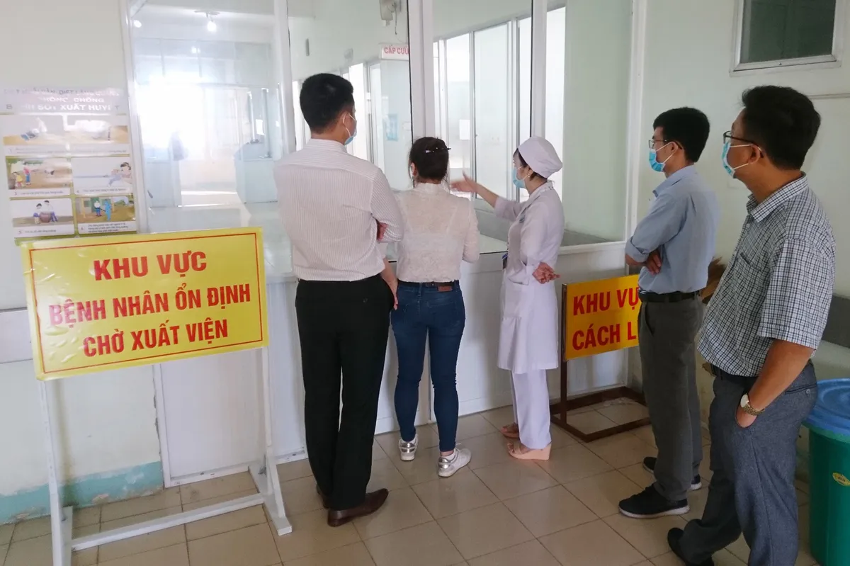 Bác sĩ Bệnh viện Chợ Rẫy lên đường hỗ trợ chống dịch COVID-19 trong đêm - Ảnh 1. Bác sĩ Bệnh viện Chợ Rẫy lên đường hỗ trợ chống dịch COVID-19 trong đêm - Ảnh 1.