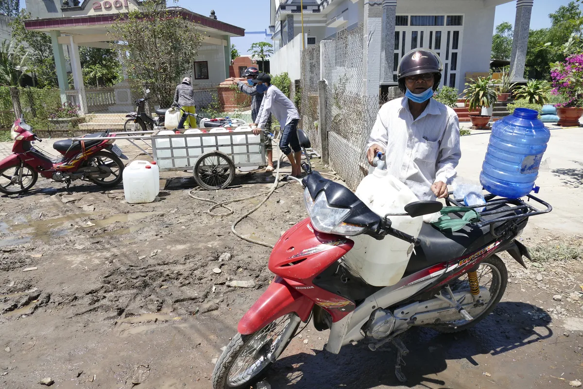 [Chùm ảnh] Tiền Giang điều sà lan chở nước cứu sầu riêng đang chết khát - Ảnh 15.