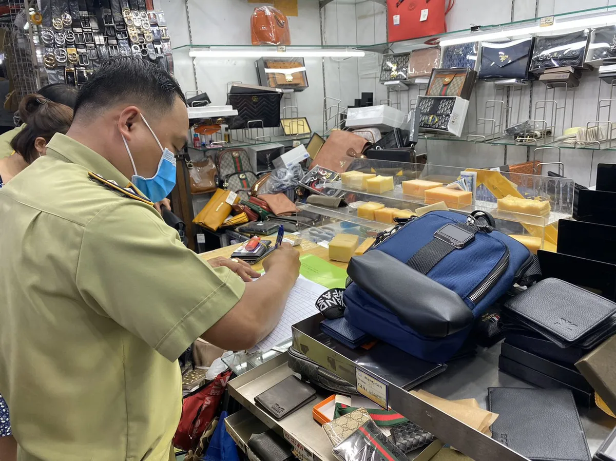 TP.HCM: Phát hiện nhiều sản phẩm có dấu hiệu giả mạo nhãn hiệu nổi tiếng tại Sài Gòn Square và chợ Bến Thành - Ảnh 3. TP.HCM: Phát hiện nhiều sản phẩm có dấu hiệu giả mạo nhãn hiệu nổi tiếng tại Sài Gòn Square và chợ Bến Thành - Ảnh 3.