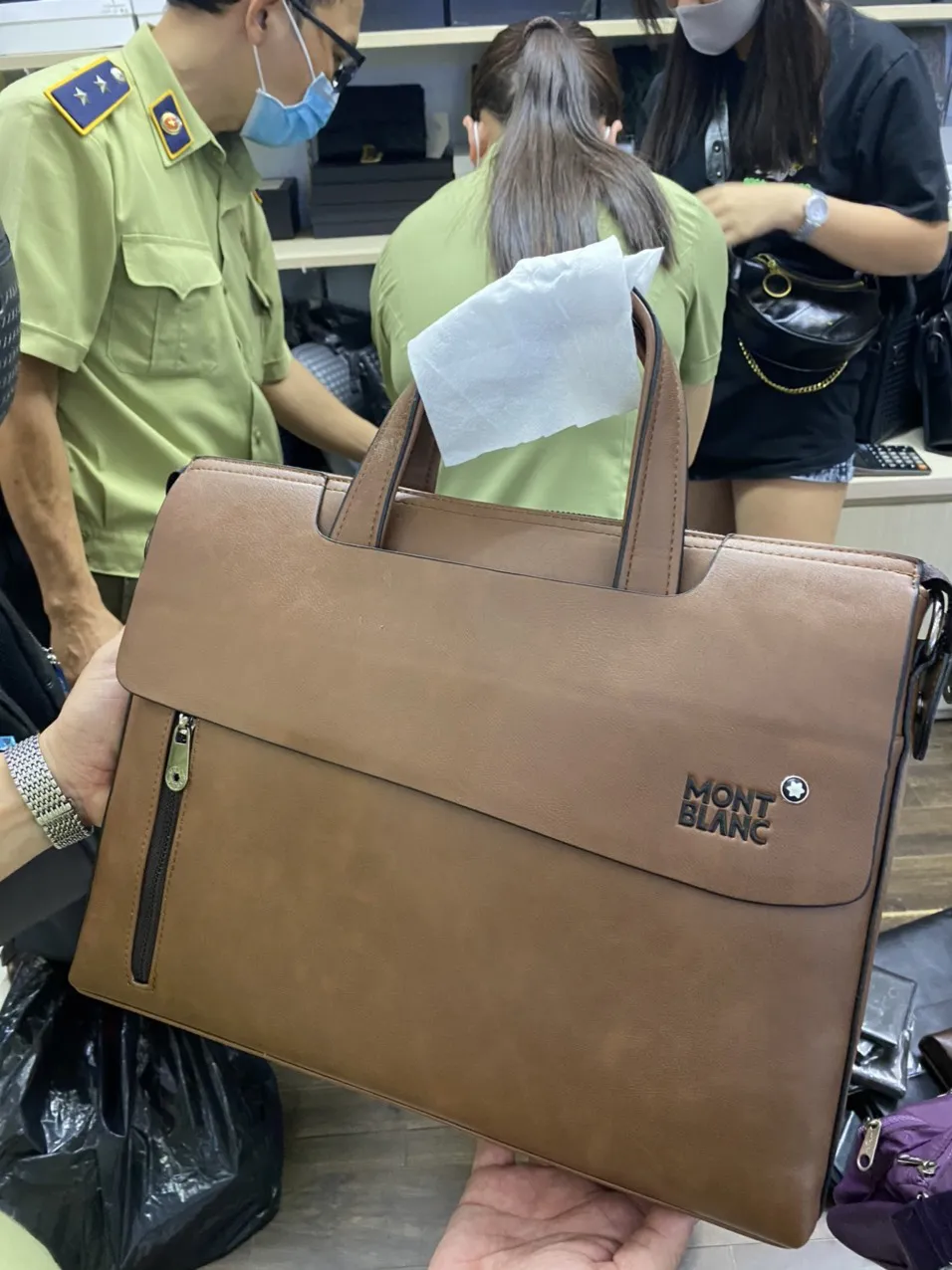 TP.HCM: Phát hiện nhiều sản phẩm có dấu hiệu giả mạo nhãn hiệu nổi tiếng tại Sài Gòn Square và chợ Bến Thành - Ảnh 2. TP.HCM: Phát hiện nhiều sản phẩm có dấu hiệu giả mạo nhãn hiệu nổi tiếng tại Sài Gòn Square và chợ Bến Thành - Ảnh 2.