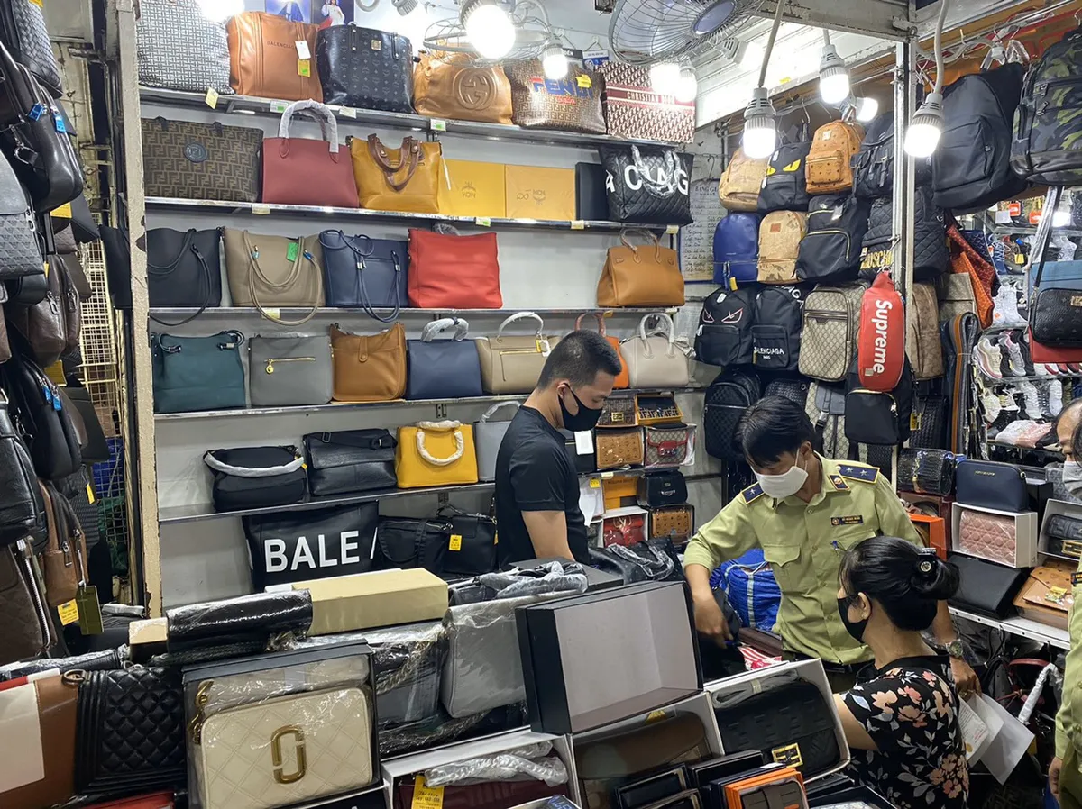 TP.HCM: Phát hiện nhiều sản phẩm có dấu hiệu giả mạo nhãn hiệu nổi tiếng tại Sài Gòn Square và chợ Bến Thành - Ảnh 1. TP.HCM: Phát hiện nhiều sản phẩm có dấu hiệu giả mạo nhãn hiệu nổi tiếng tại Sài Gòn Square và chợ Bến Thành - Ảnh 1.