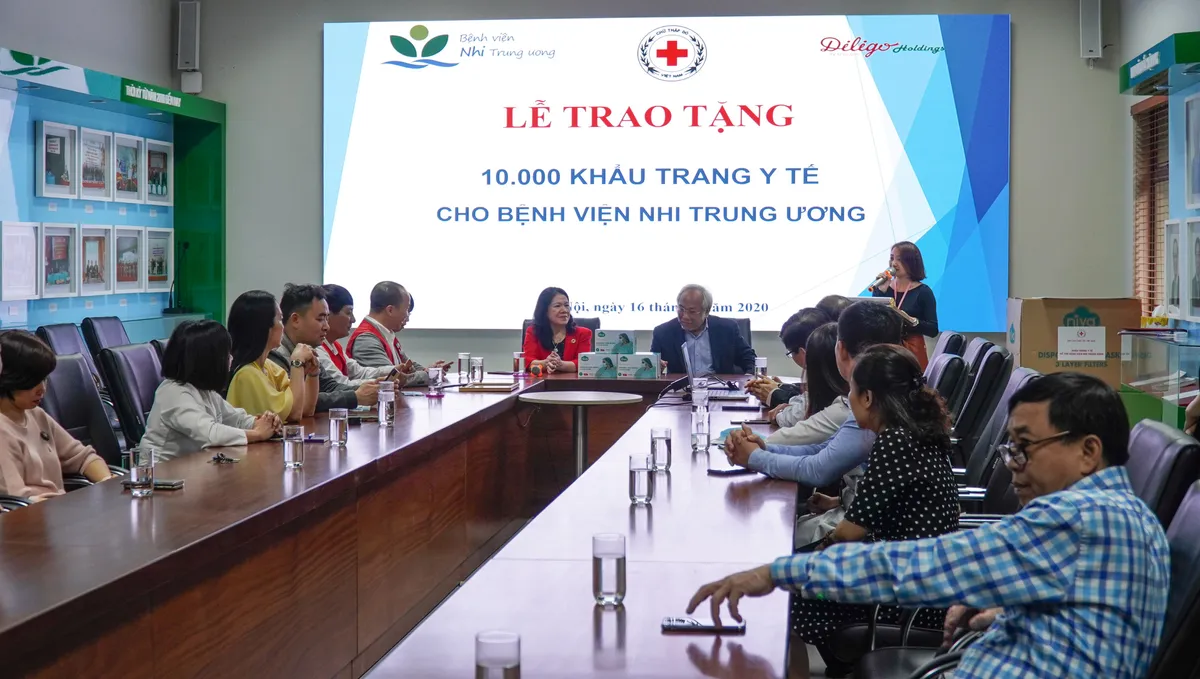 Trao tặng 30.000 khẩu trang tới các điểm nóng chống dịch COVID-19 - Ảnh 4.