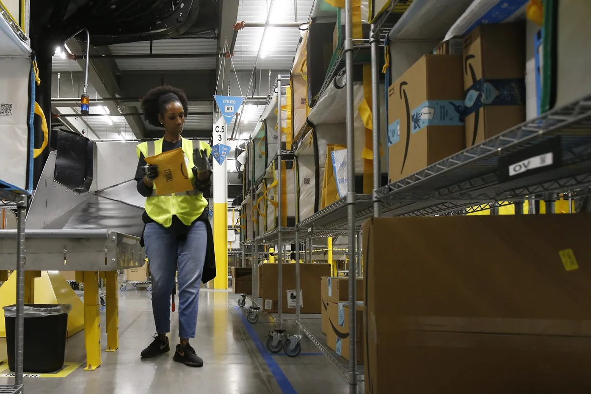 Amazon thuê 100.000 nhân viên đáp ứng đơn hàng mùa COVID-19 - Ảnh 1. Amazon thuê 100.000 nhân viên đáp ứng đơn hàng mùa COVID-19 - Ảnh 1.