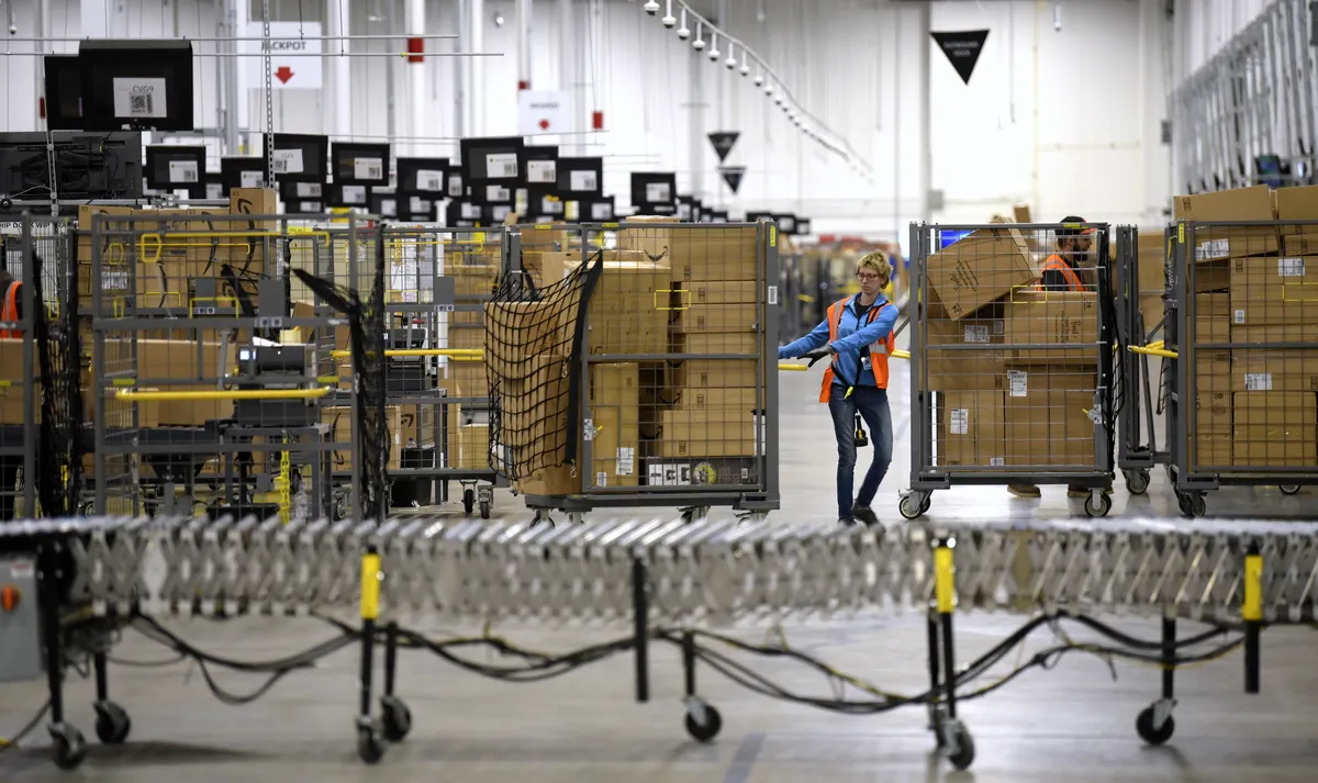 Amazon thuê 100.000 nhân viên đáp ứng đơn hàng mùa COVID-19 - Ảnh 2. Amazon thuê 100.000 nhân viên đáp ứng đơn hàng mùa COVID-19 - Ảnh 2.