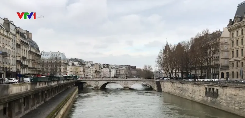 Paris tĩnh lặng sau khi áp dụng lệnh giới nghiêm - Ảnh 1.