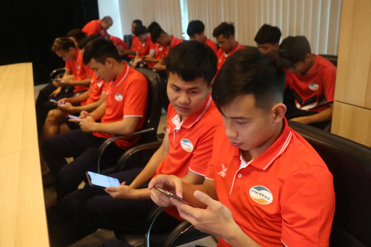 ẢNH: CLB Viettel nhắn tin ủng hộ, chung tay đẩy lùi dịch Covid-19 - Ảnh 6. ẢNH: CLB Viettel nhắn tin ủng hộ, chung tay đẩy lùi dịch Covid-19 - Ảnh 6.