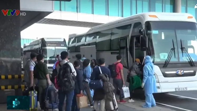 Khánh Hòa tiếp nhận hơn 400 người trở về từ Nhật Bản - Ảnh 1.