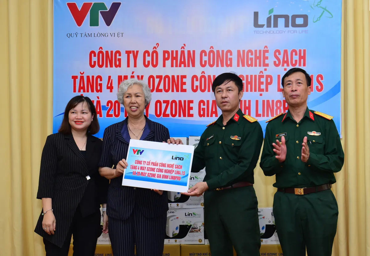 Trao tặng khẩu trang và máy ozone phòng chống dịch COVID-19 - Ảnh 5.