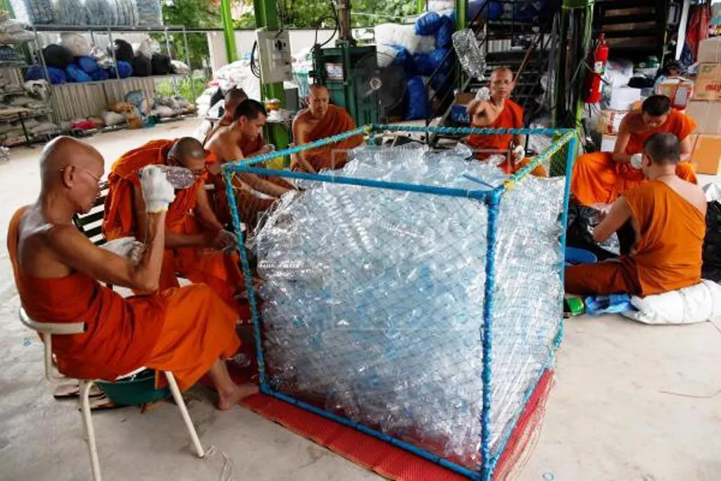Nhà sư Thái Lan sản xuất khẩu trang từ nhựa tái chế - Ảnh 1. Nhà sư Thái Lan sản xuất khẩu trang từ nhựa tái chế - Ảnh 1.