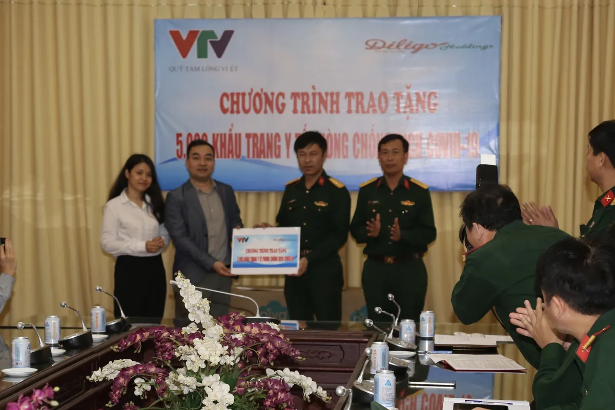 Trao tặng khẩu trang và máy ozone phòng chống dịch COVID-19 - Ảnh 3.