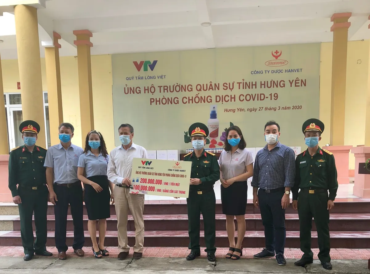 Hỗ trợ 10.000 lọ cồn sát trùng và 400 triệu đồng cùng cả nước chung tay chống dịch COVID-19 - Ảnh 1.