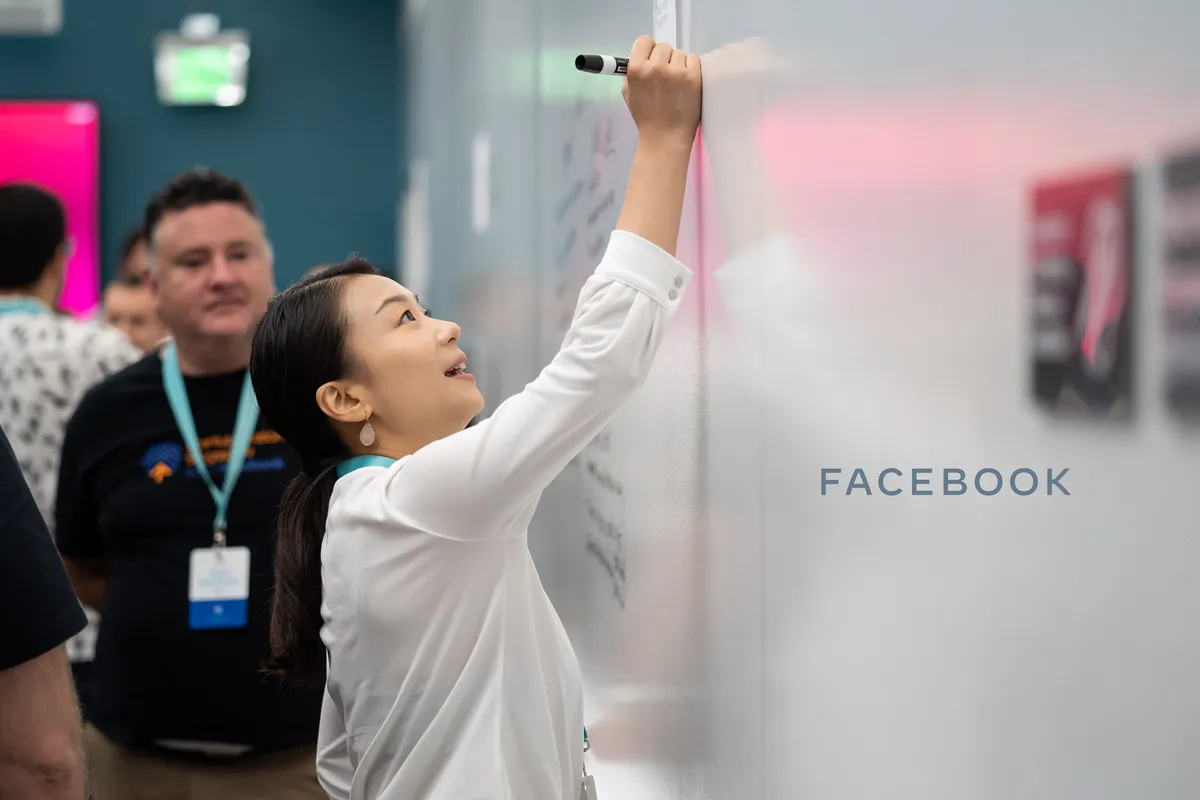 Facebook làm gì cho phái yếu trong dịp 8/3? - Ảnh 1.
