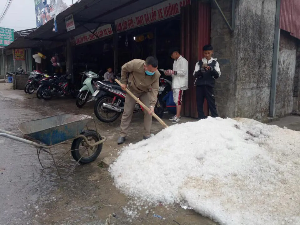 Mưa đá ở Lai Châu: Viên đá to như quả trứng, phủ dày 20 cm - Ảnh 2.