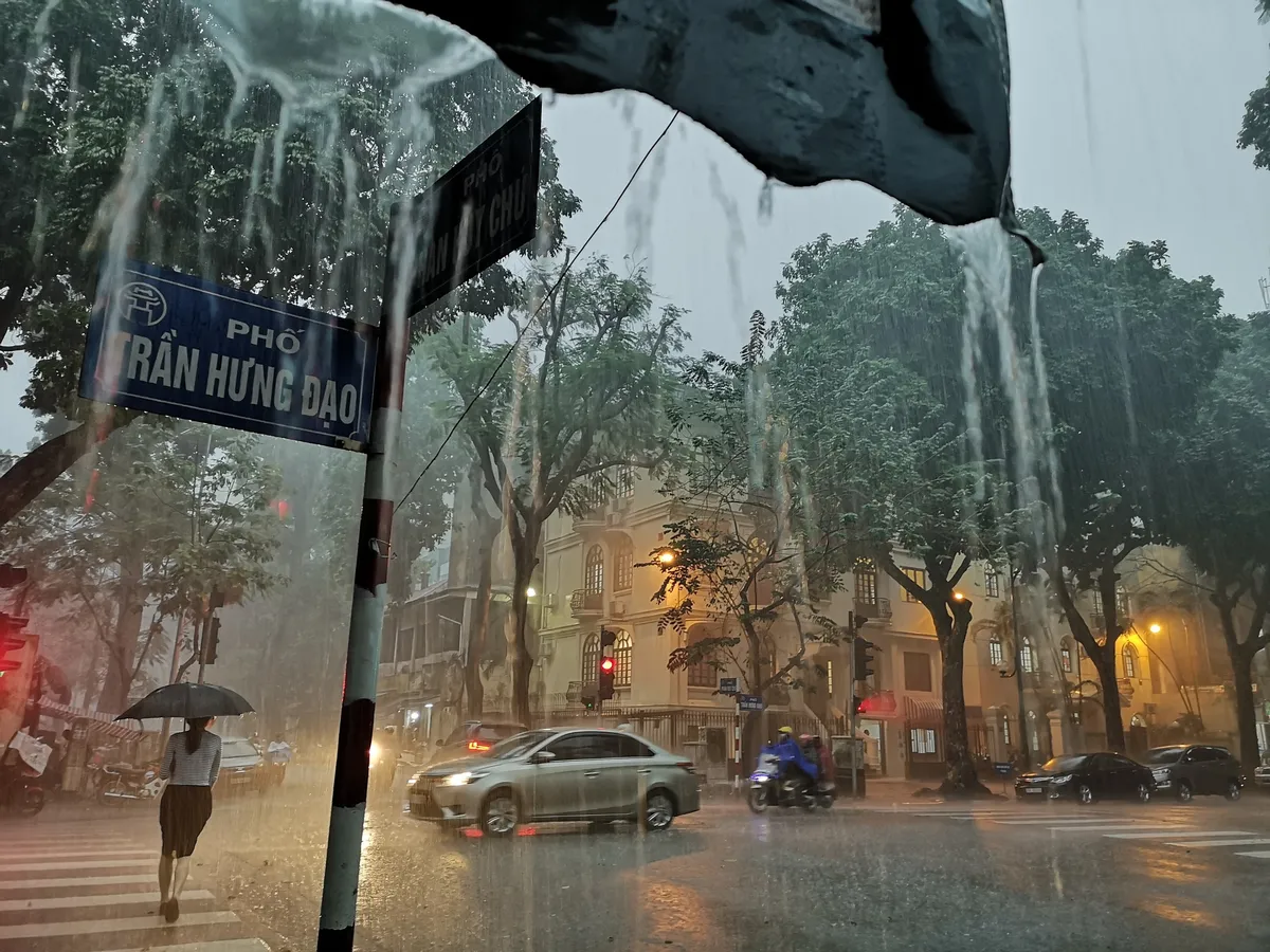 Hà Nội: Mưa lớn diện rộng, nhiều khu vực bị ngập, phương tiện đi lại khó khăn - Ảnh 6.