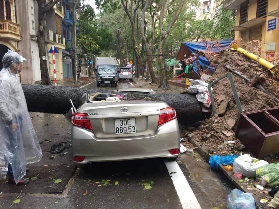 Hà Nội: Mưa lớn diện rộng, nhiều khu vực bị ngập, phương tiện đi lại khó khăn - Ảnh 5.